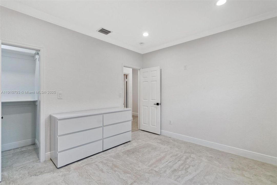 合同活跃: $5,100 (4 贝兹, 4 浴室, 1889 平方英尺)