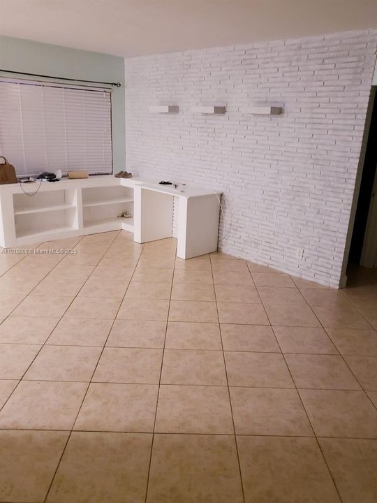 合同活跃: $2,800 (2 贝兹, 1 浴室, 2625 平方英尺)