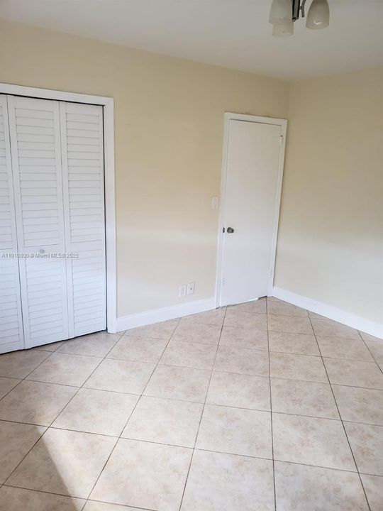 合同活跃: $2,800 (2 贝兹, 1 浴室, 2625 平方英尺)