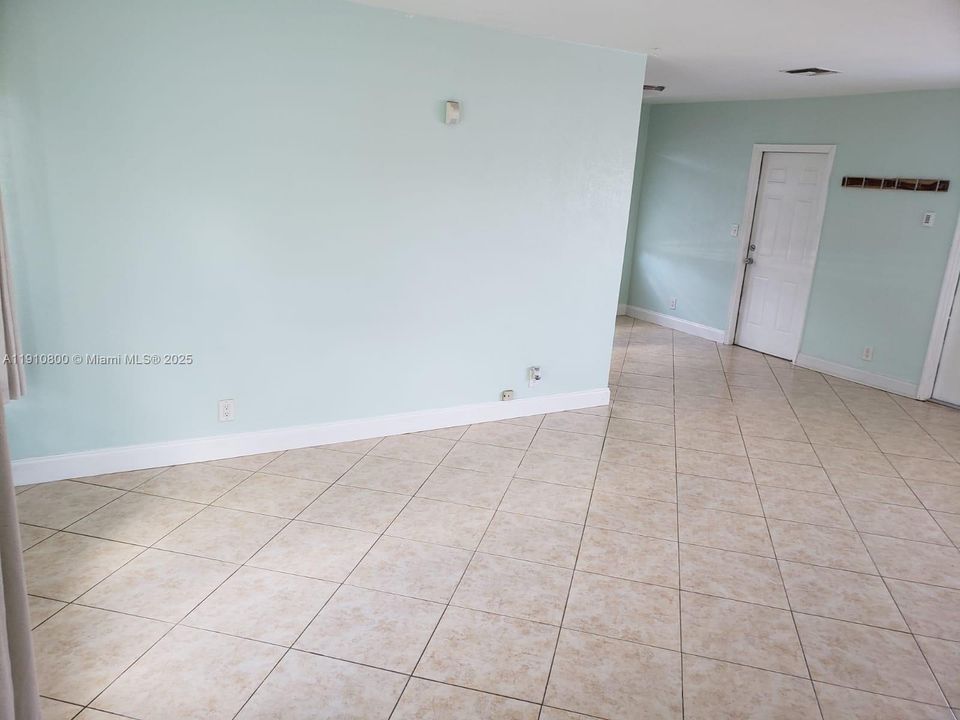 合同活跃: $2,800 (2 贝兹, 1 浴室, 2625 平方英尺)