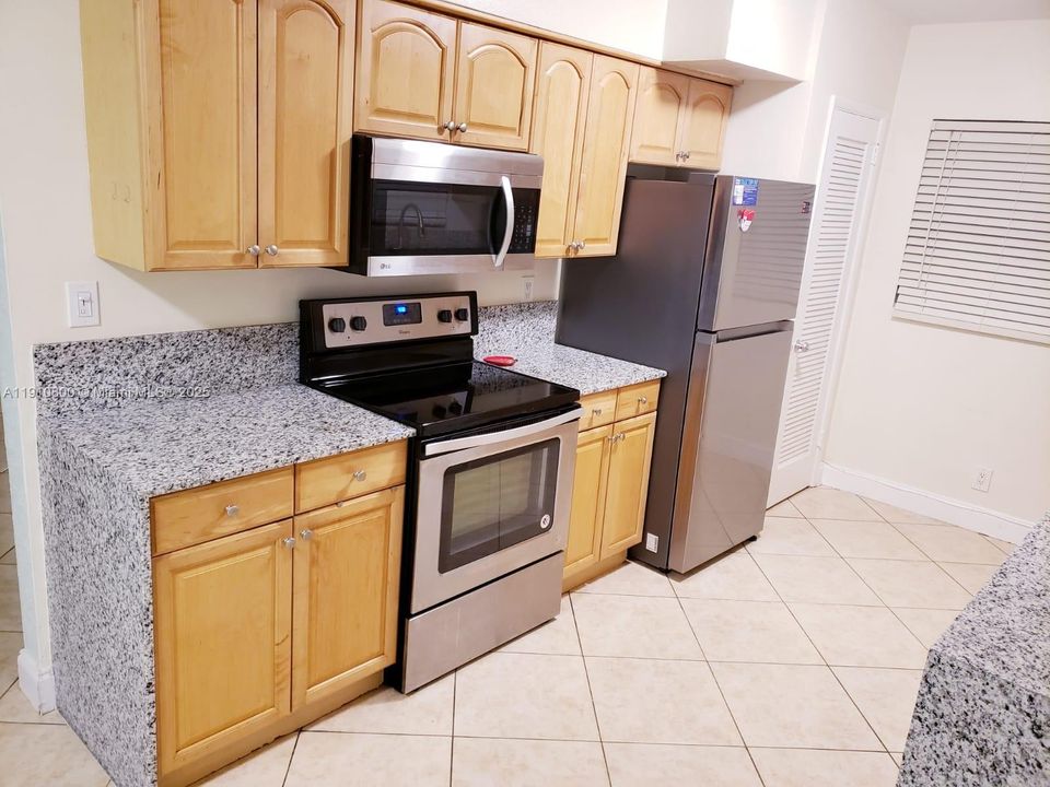 合同活跃: $2,800 (2 贝兹, 1 浴室, 2625 平方英尺)