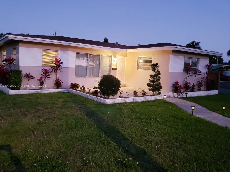 合同活跃: $2,800 (2 贝兹, 1 浴室, 2625 平方英尺)