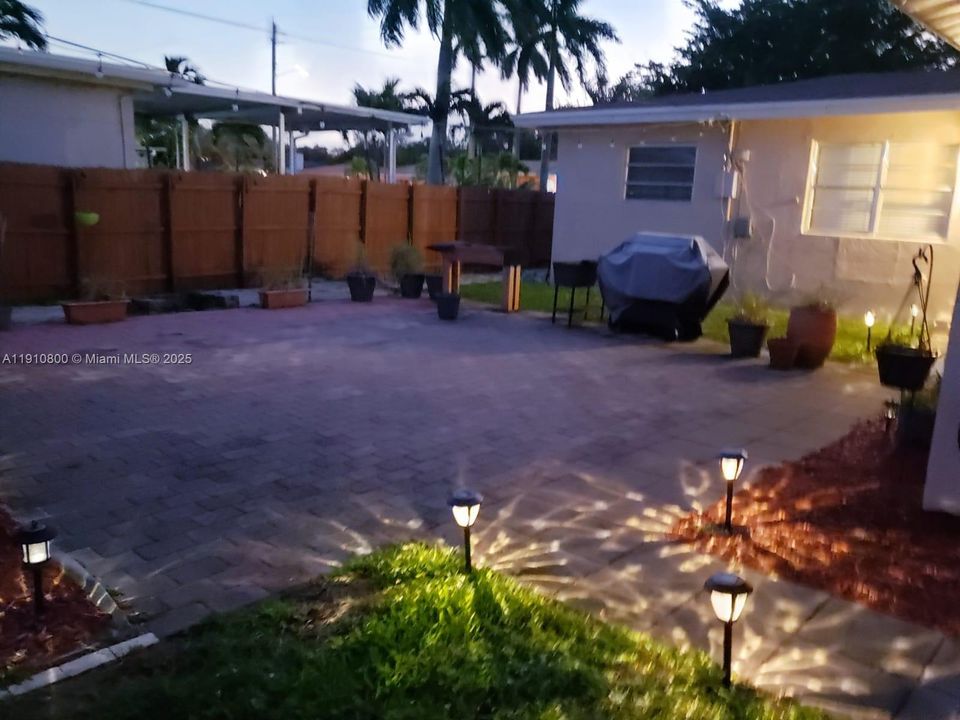 合同活跃: $2,800 (2 贝兹, 1 浴室, 2625 平方英尺)