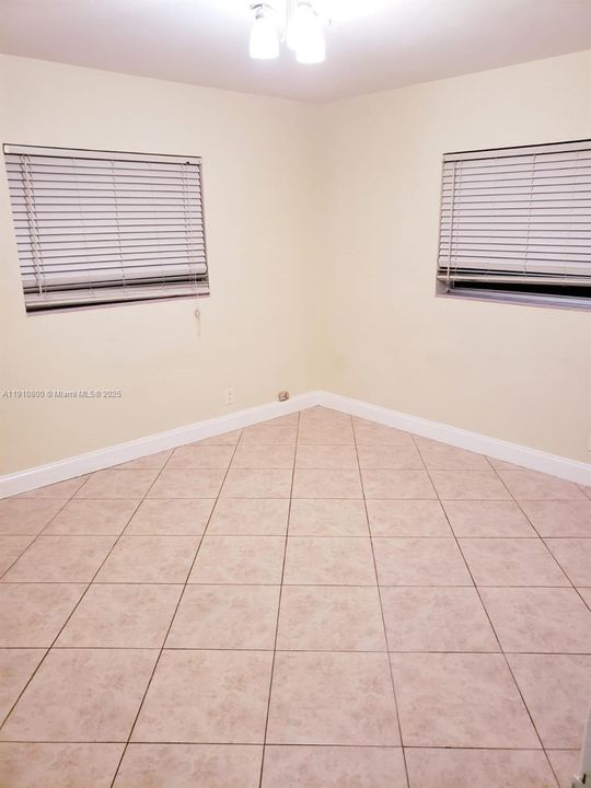 合同活跃: $2,800 (2 贝兹, 1 浴室, 2625 平方英尺)