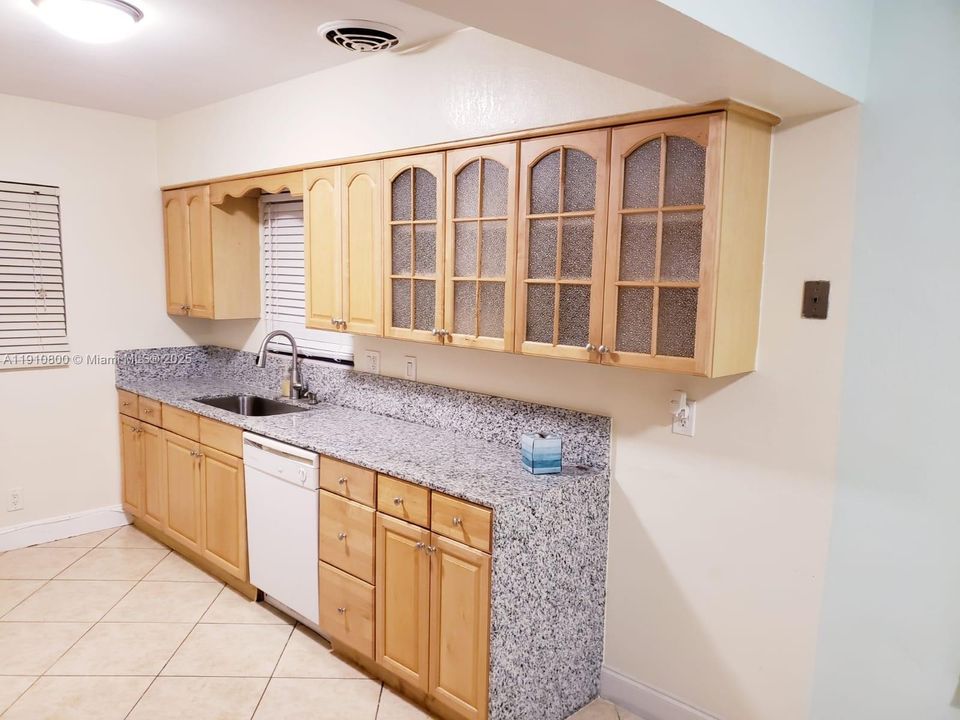 合同活跃: $2,800 (2 贝兹, 1 浴室, 2625 平方英尺)