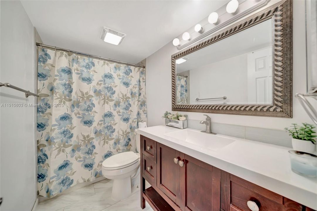 Remodeled guest bathroom with tub/shower