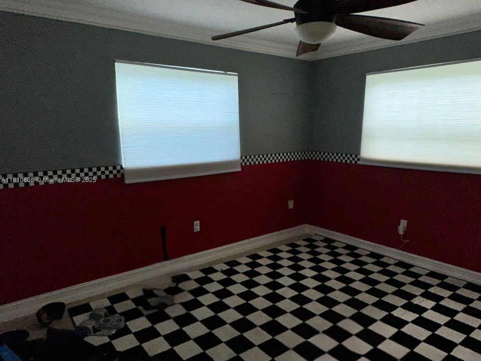 合同活跃: $410,000 (2 贝兹, 1 浴室, 1139 平方英尺)