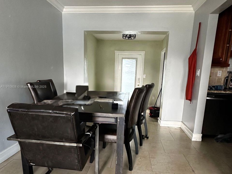 合同活跃: $410,000 (2 贝兹, 1 浴室, 1139 平方英尺)