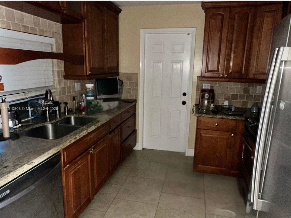 合同活跃: $410,000 (2 贝兹, 1 浴室, 1139 平方英尺)