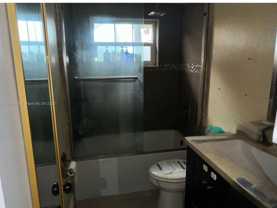 合同活跃: $410,000 (2 贝兹, 1 浴室, 1139 平方英尺)