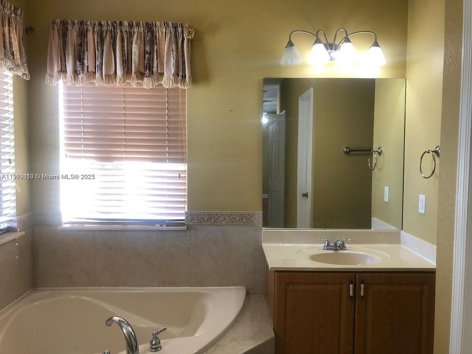 Под контрактом: $4,200 (4 спален, 3 ванн, 2554 Квадратных фут)