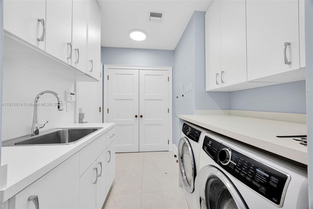 Activo con contrato: $3,900,000 (3 camas, 3 baños, 2970 Pies cuadrados)