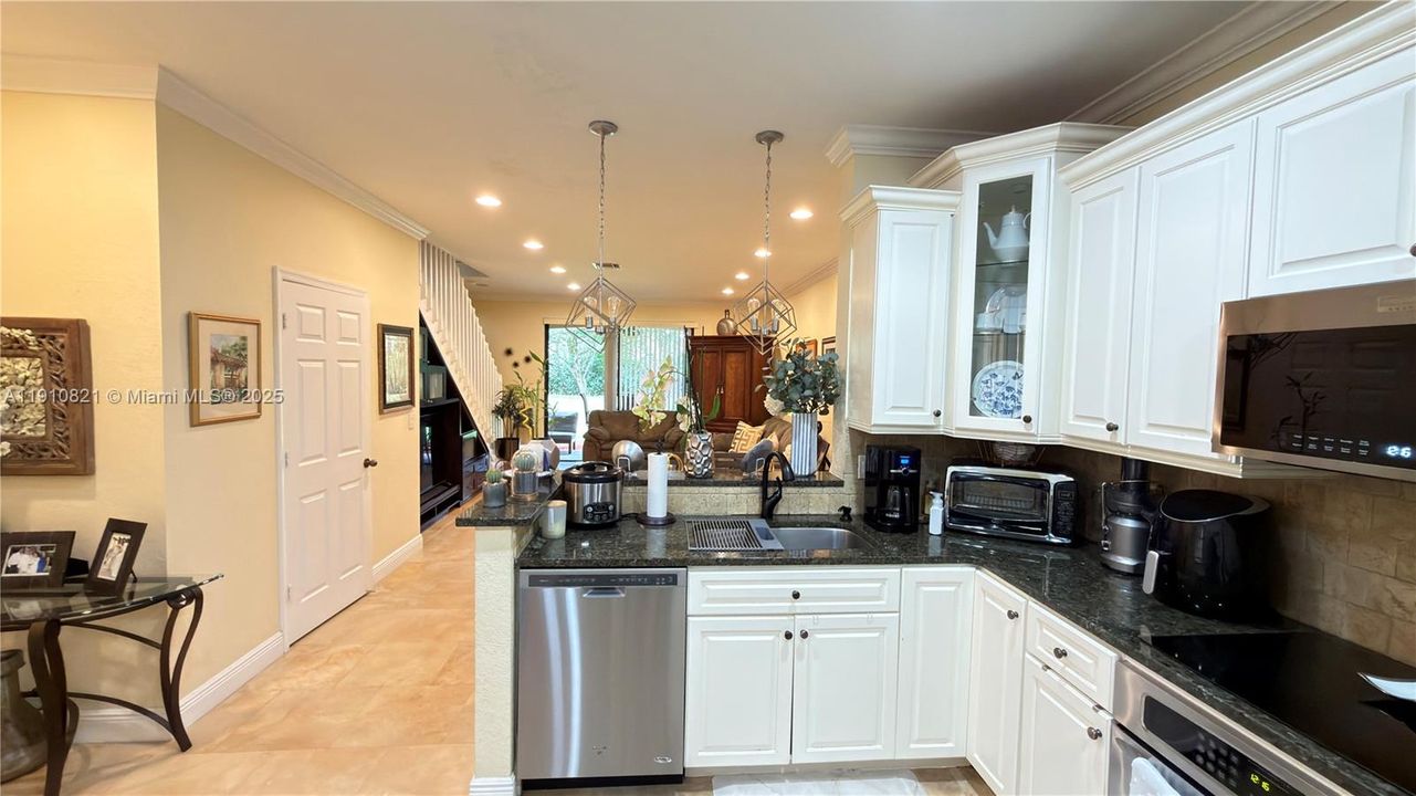 For Rent: $3,000 (2 beds, 2 baths, 1155 Square Feet)