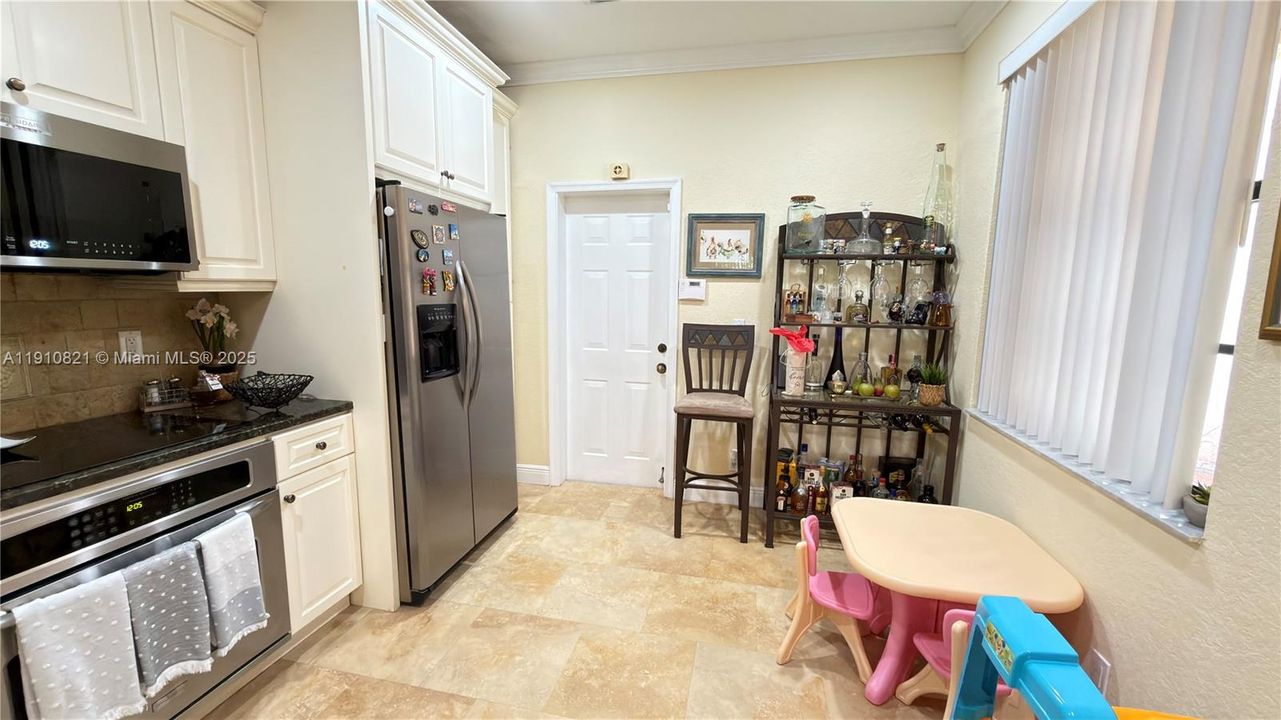 For Rent: $3,000 (2 beds, 2 baths, 1155 Square Feet)