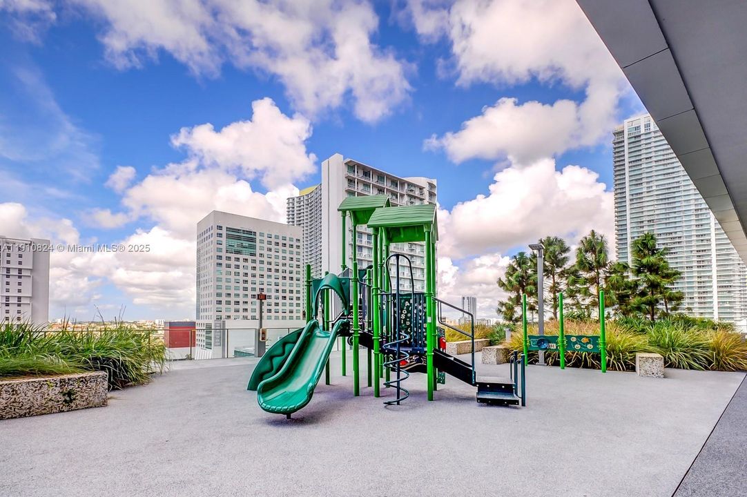 В аренду: $5,700 (2 спален, 2 ванн, 1261 Квадратных фут)