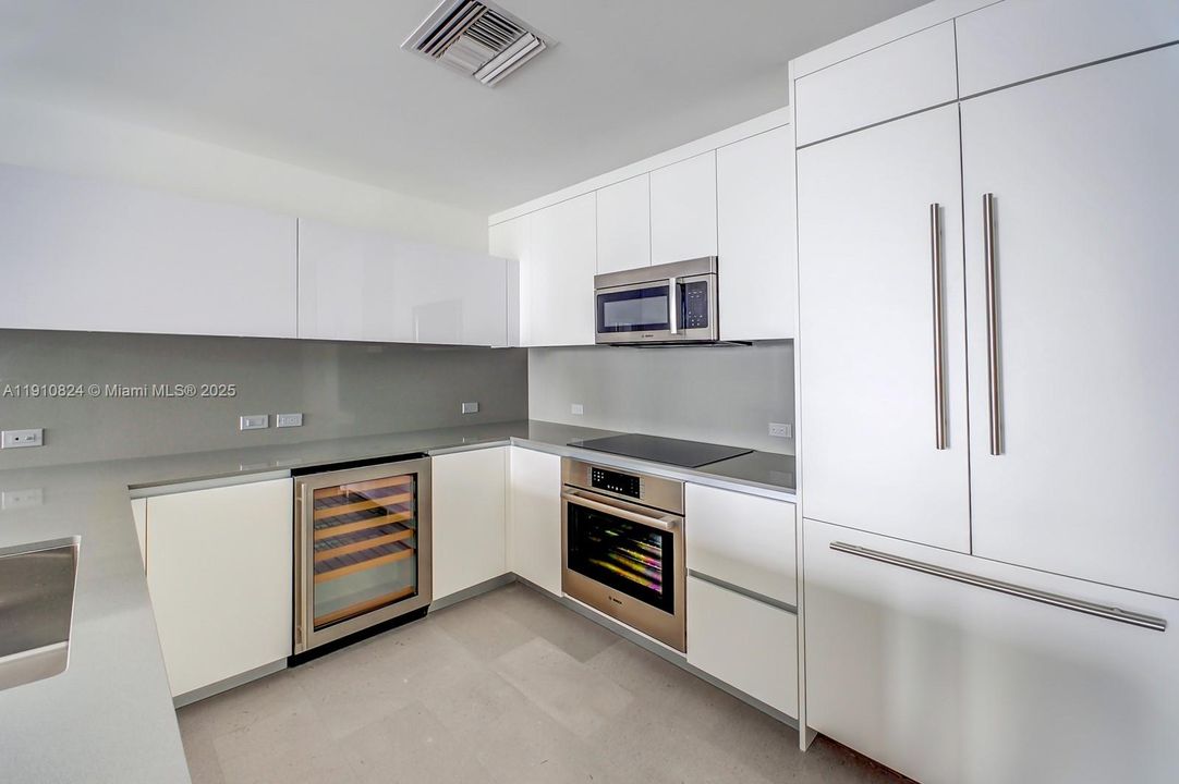 В аренду: $5,700 (2 спален, 2 ванн, 1261 Квадратных фут)