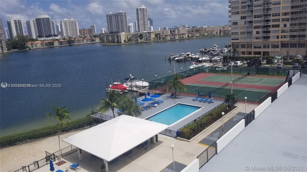 For Rent: $1,875 (1 beds, 1 baths, 887 Square Feet)