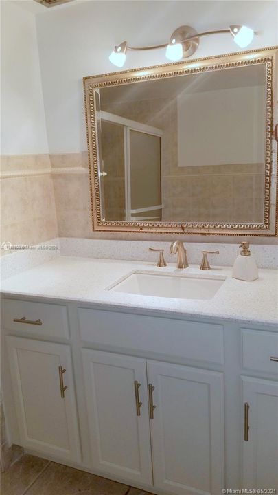 For Rent: $1,875 (1 beds, 1 baths, 887 Square Feet)