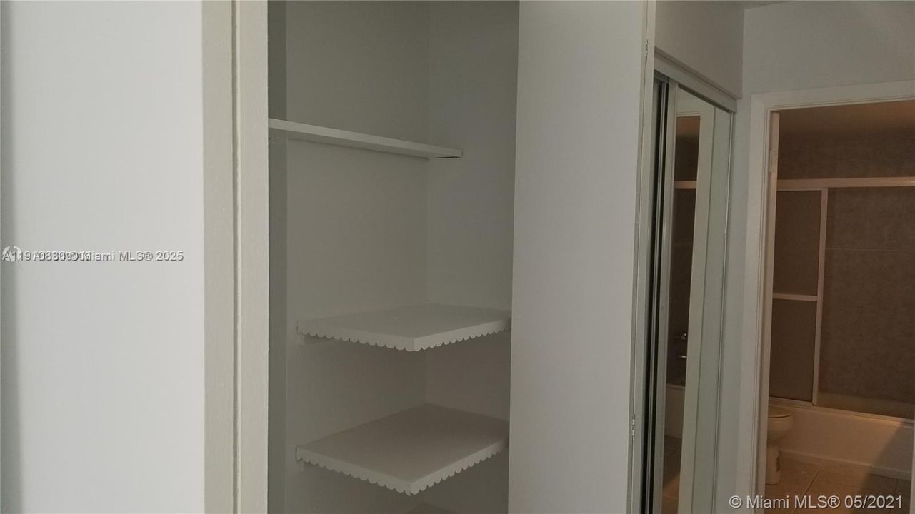 For Rent: $1,875 (1 beds, 1 baths, 887 Square Feet)