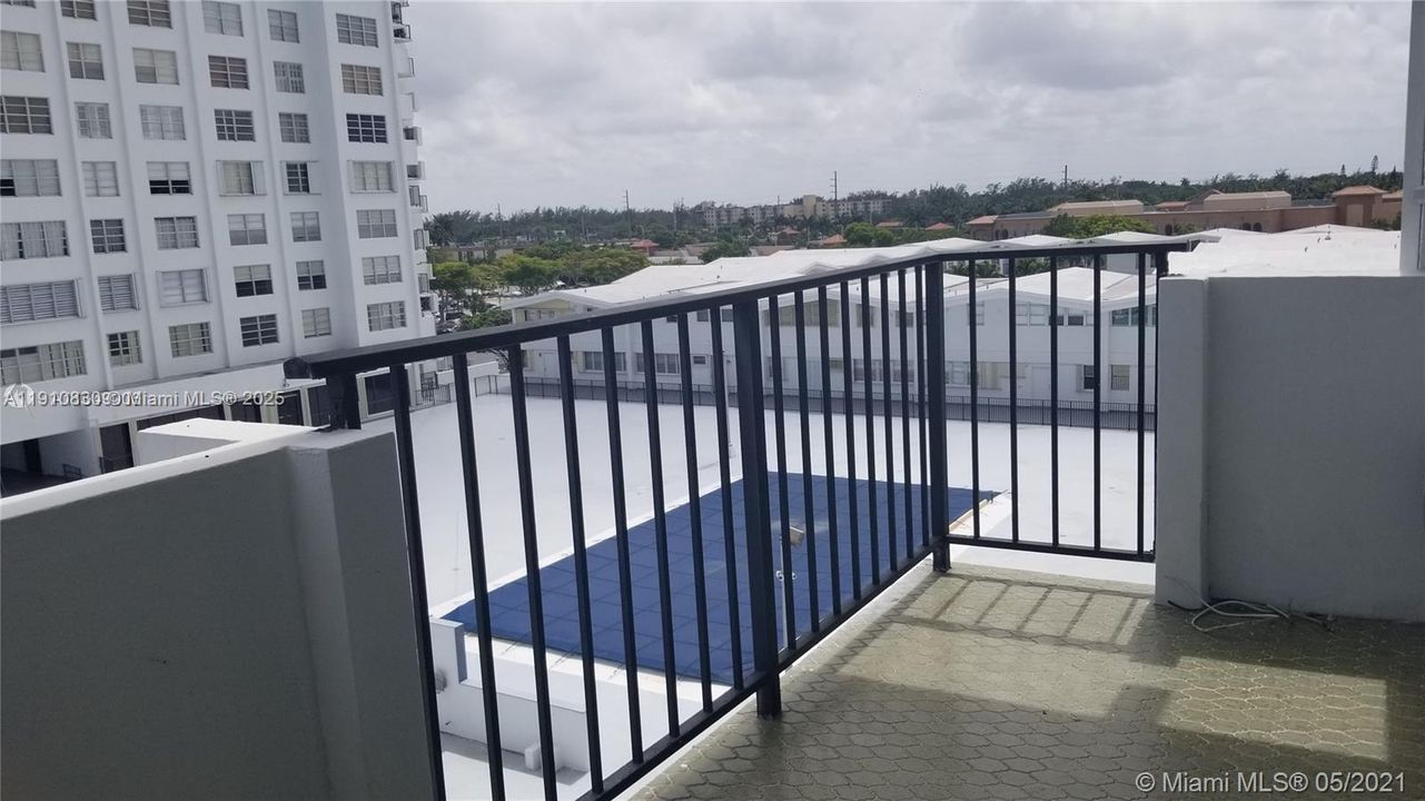 For Rent: $1,875 (1 beds, 1 baths, 887 Square Feet)