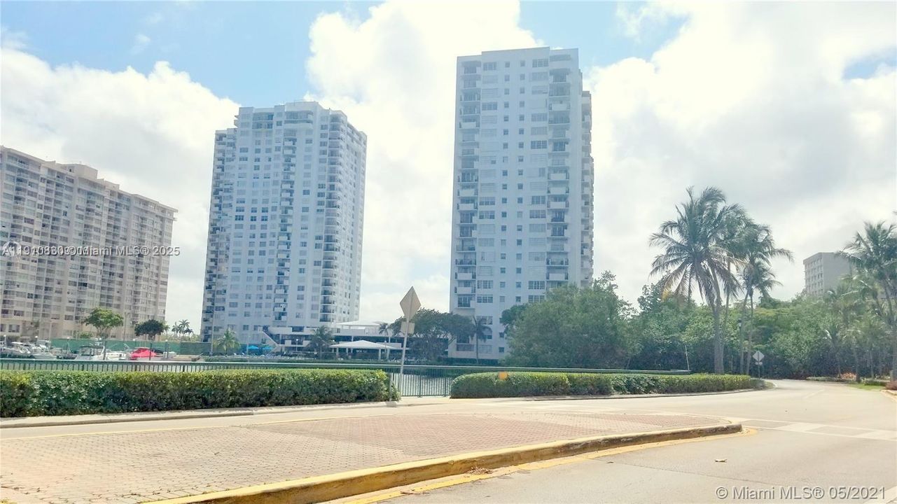 For Rent: $1,875 (1 beds, 1 baths, 887 Square Feet)