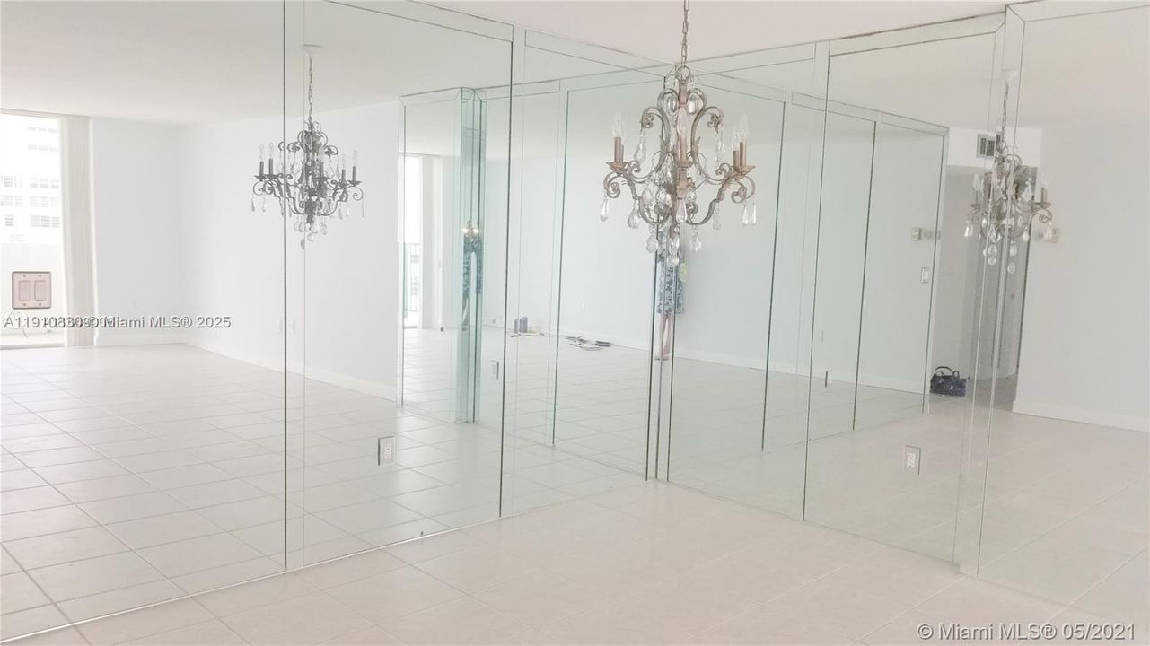 For Rent: $1,875 (1 beds, 1 baths, 887 Square Feet)