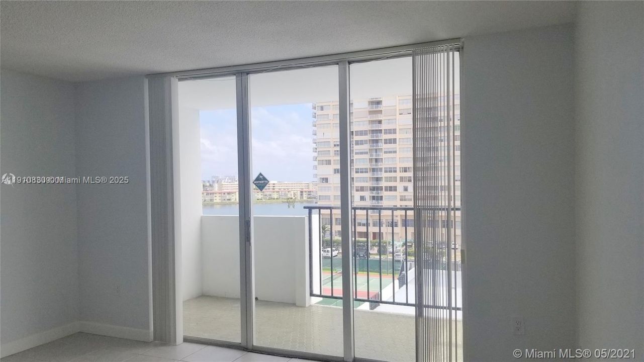 For Rent: $1,875 (1 beds, 1 baths, 887 Square Feet)