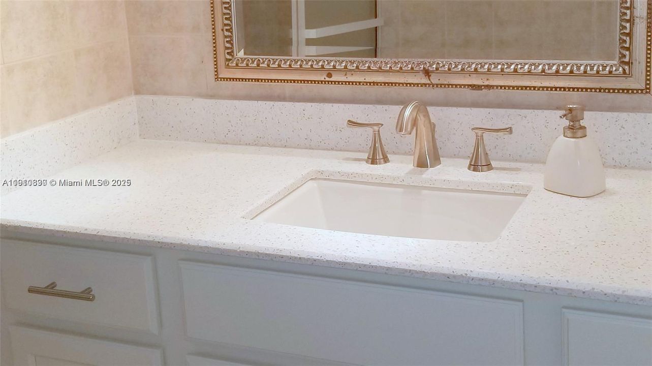 For Rent: $1,875 (1 beds, 1 baths, 887 Square Feet)