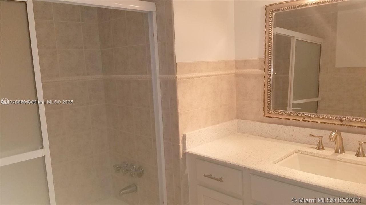 For Rent: $1,875 (1 beds, 1 baths, 887 Square Feet)