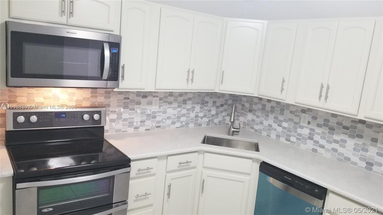 For Rent: $1,875 (1 beds, 1 baths, 887 Square Feet)