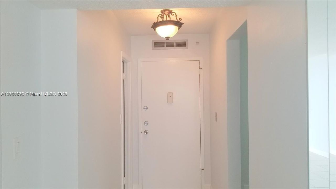 For Rent: $1,875 (1 beds, 1 baths, 887 Square Feet)