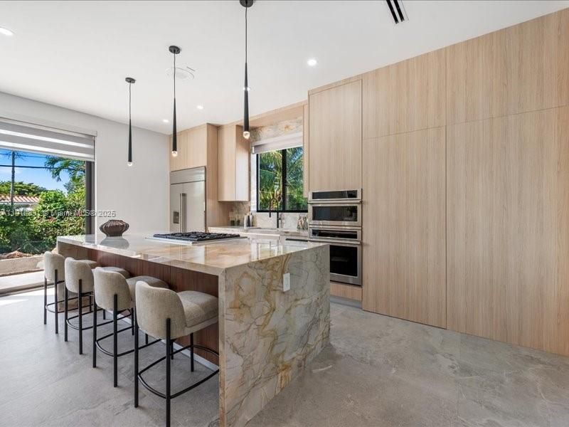 For Sale: $3,980,000 (4 beds, 4 baths, 1724 Square Feet)