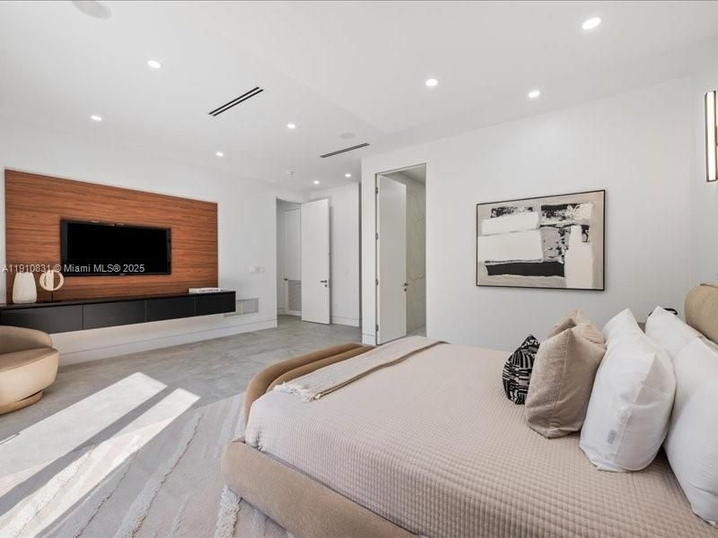 For Sale: $3,980,000 (4 beds, 4 baths, 1724 Square Feet)