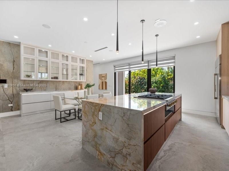 For Sale: $3,980,000 (4 beds, 4 baths, 1724 Square Feet)