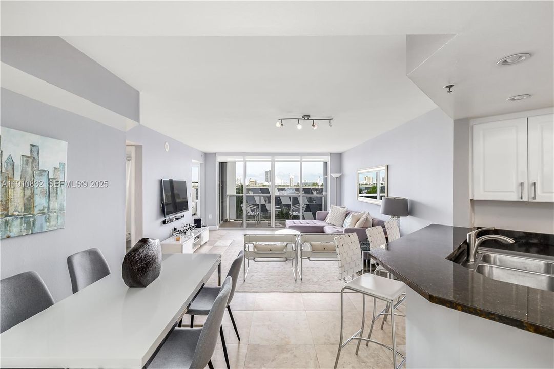 For Sale: $699,000 (2 beds, 2 baths, 1140 Square Feet)