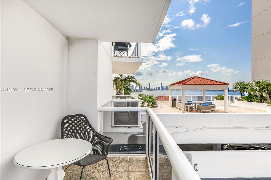 For Sale: $699,000 (2 beds, 2 baths, 1140 Square Feet)