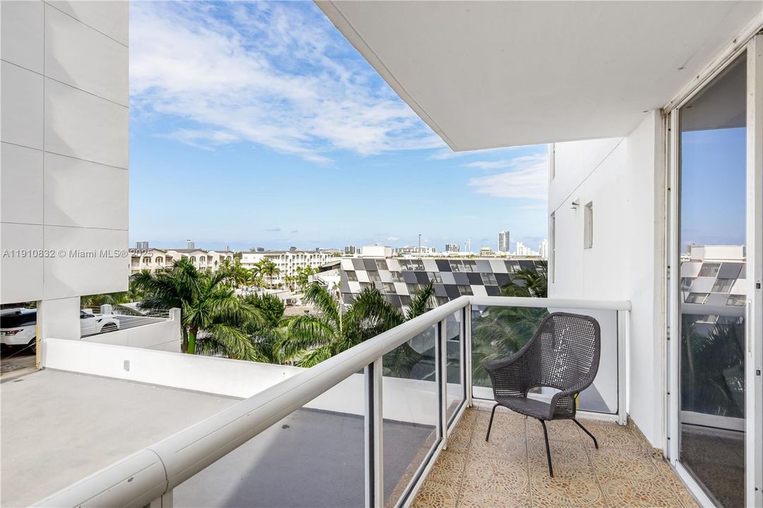 For Sale: $699,000 (2 beds, 2 baths, 1140 Square Feet)