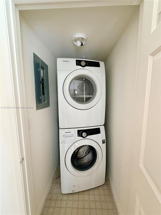 出租: $1,900 (1 贝兹, 1 浴室, 823 平方英尺)