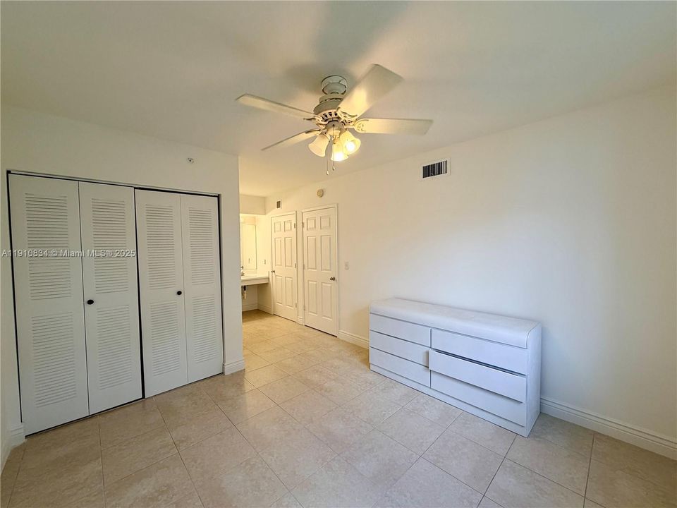 出租: $1,900 (1 贝兹, 1 浴室, 823 平方英尺)