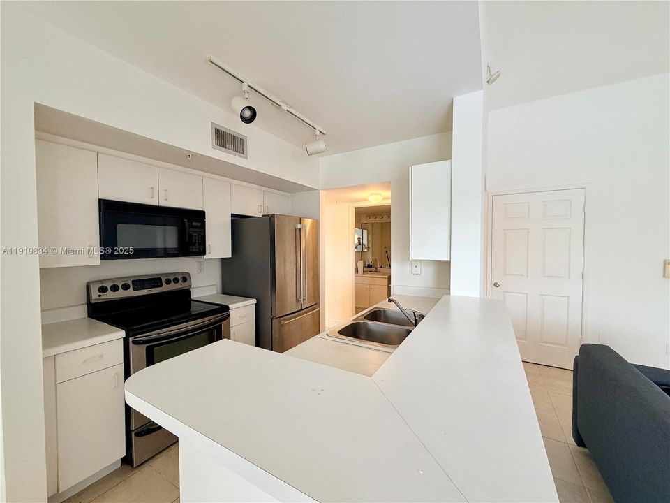 出租: $1,900 (1 贝兹, 1 浴室, 823 平方英尺)