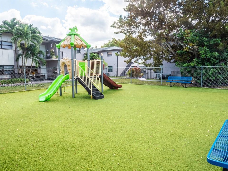 На продажу: $301,000 (2 спален, 2 ванн, 856 Квадратных фут)