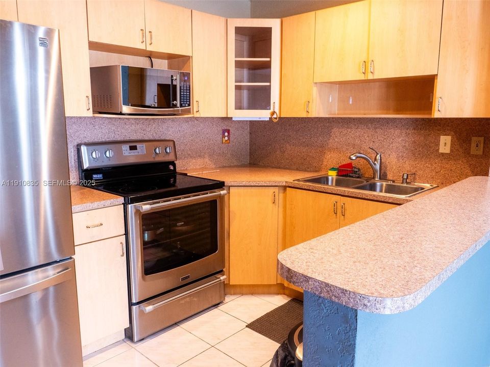 На продажу: $301,000 (2 спален, 2 ванн, 856 Квадратных фут)