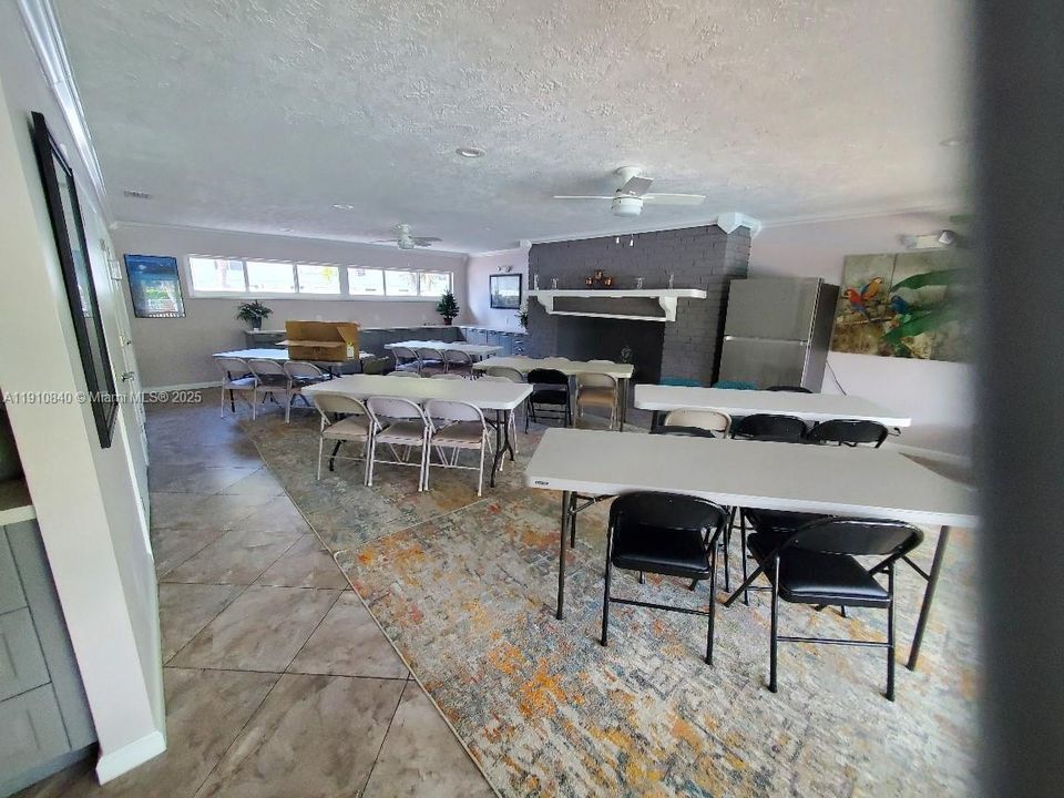 待售: $139,900 (1 贝兹, 1 浴室, 709 平方英尺)