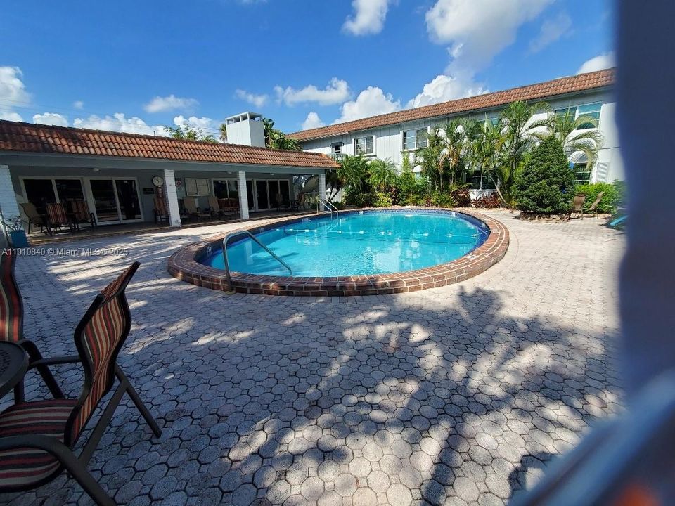 待售: $139,900 (1 贝兹, 1 浴室, 709 平方英尺)