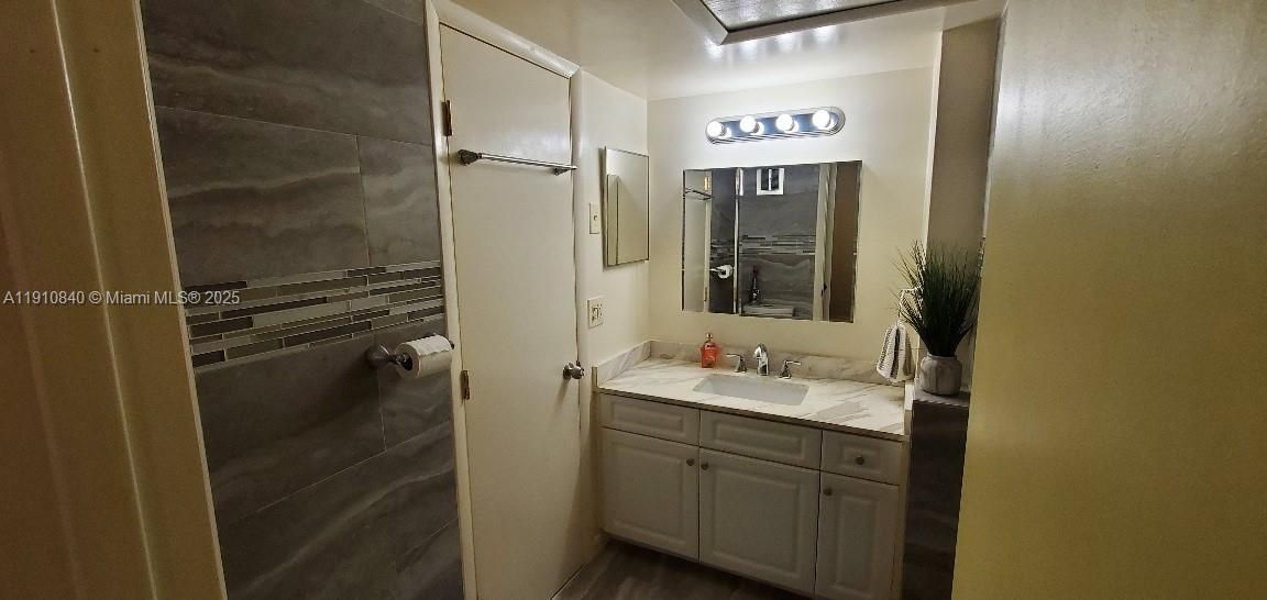 待售: $139,900 (1 贝兹, 1 浴室, 709 平方英尺)