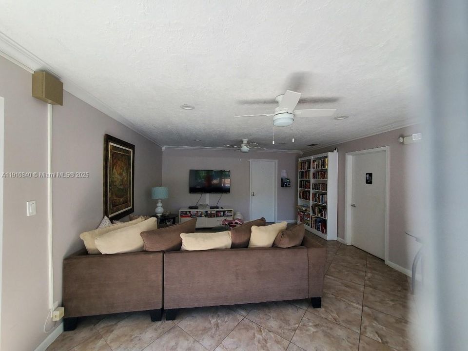 待售: $139,900 (1 贝兹, 1 浴室, 709 平方英尺)