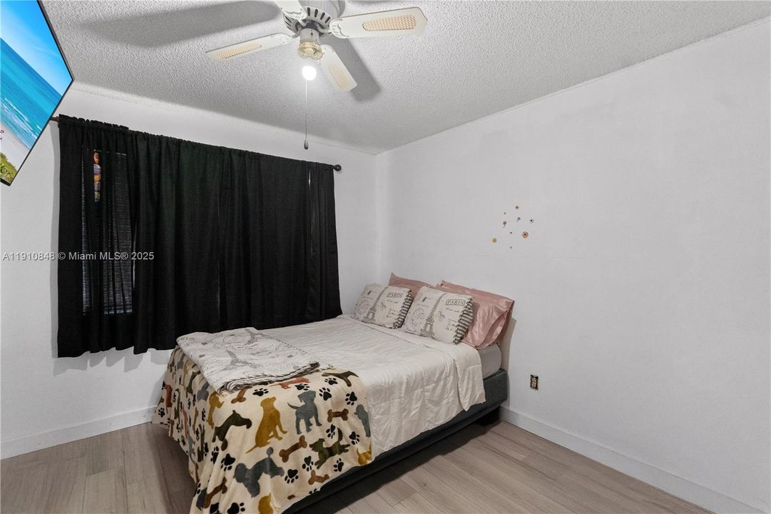 На продажу: $354,900 (3 спален, 2 ванн, 1281 Квадратных фут)