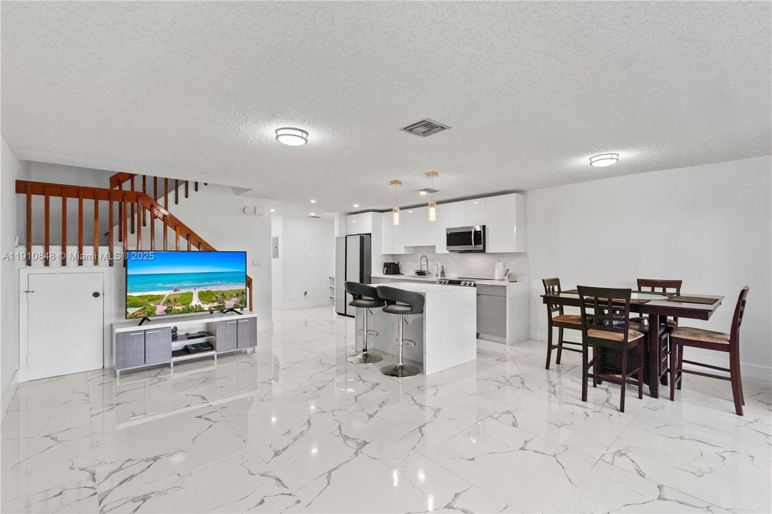 На продажу: $354,900 (3 спален, 2 ванн, 1281 Квадратных фут)