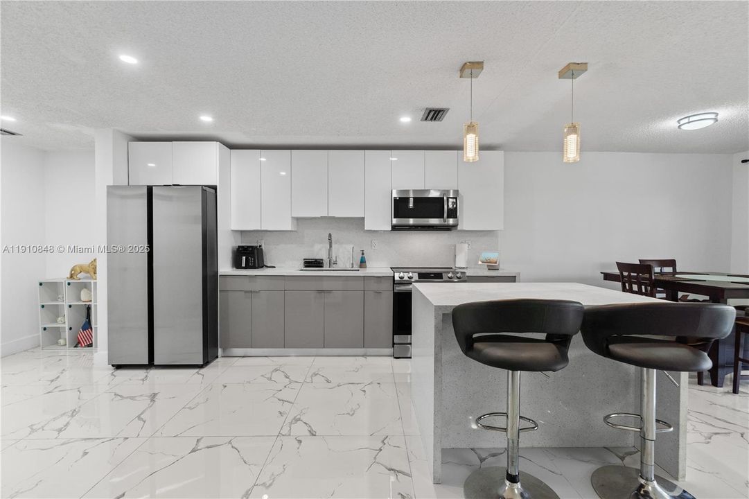 На продажу: $354,900 (3 спален, 2 ванн, 1281 Квадратных фут)