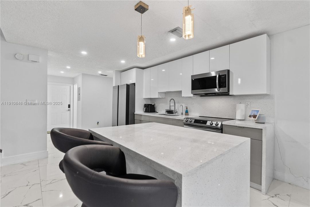 На продажу: $354,900 (3 спален, 2 ванн, 1281 Квадратных фут)